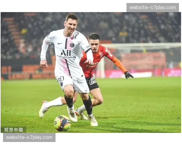 特写：洛里昂门将姆沃戈在补时阶段冲出禁区解围，单场跑动超5公里