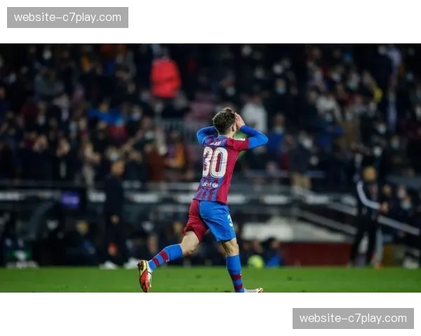 焦点：21岁的加维重伤复出后首次欧冠首发，用奔跑覆盖整个中场