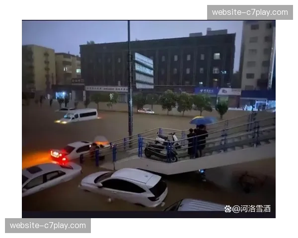 比赛花絮：布雷斯特主场因突降大雨导致场地积水，比赛短暂中断